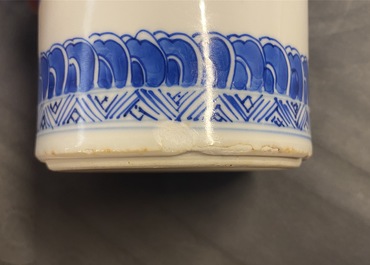 Un vase de forme rouleau en porcelaine de Chine en bleu et blanc, Kangxi